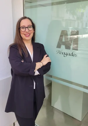 Abogada trabajando en Viapol